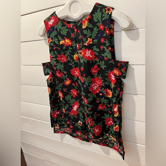 W118 by Walter Baker – Sleeveless Floral Blouse (M)🌸 - Picture 4 of 7